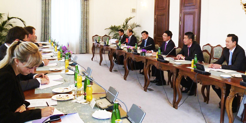 Phó Thủ tướng Phạm Bình Minh thăm chính thức CH Séc ảnh 1