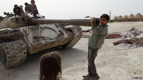 Trẻ em Syria phải tắm trong hố bom ảnh 2