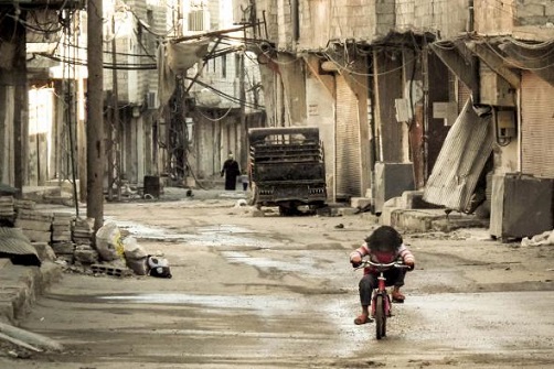 Trẻ em Syria phải tắm trong hố bom ảnh 5