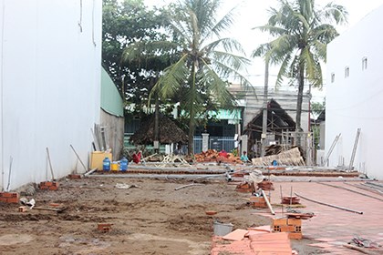 Sập nhà, 4 công nhân chấn thương, điện giật ảnh 1
