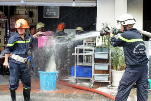 Cháy lớn tại đại lý phân phối hàng điện tử ảnh 1