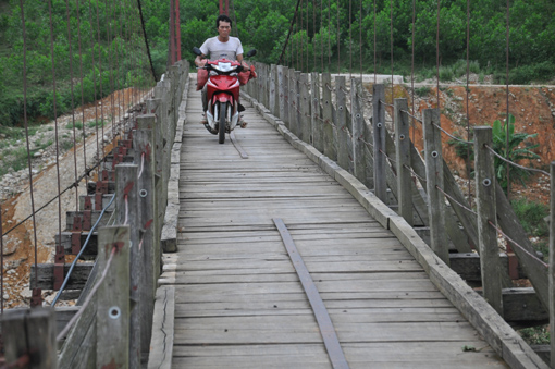Mối lo cầu treo ở vùng cao ảnh 1