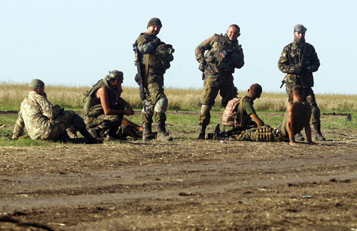Ukraine bắt 2 xe bọc thép của Nga ảnh 1