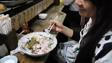 Rợn người món sashimi 'ếch còn giãy' ở Nhật ảnh 2