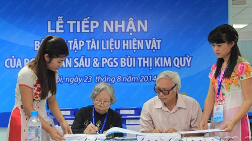 Tiếp nhận tài liệu hiện vật của hai nhà khoa học ảnh 1