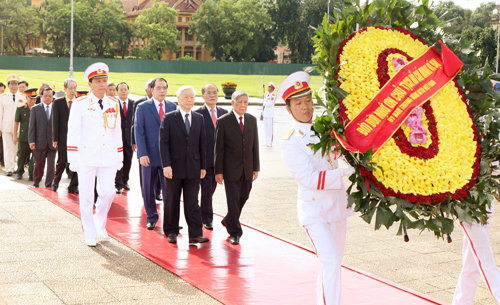  Lãnh đạo Đảng, Nhà nước vào Lăng viếng Chủ tịch Hồ Chí Minh ảnh 1