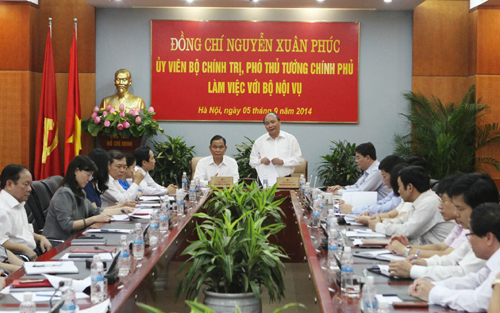 Phó Thủ tướng Nguyễn Xuân Phúc làm việc với Bộ Nội vụ ảnh 1