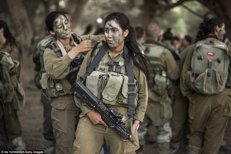 Tuần tra cùng nữ binh 'mèo sa mạc' của Israel ảnh 1