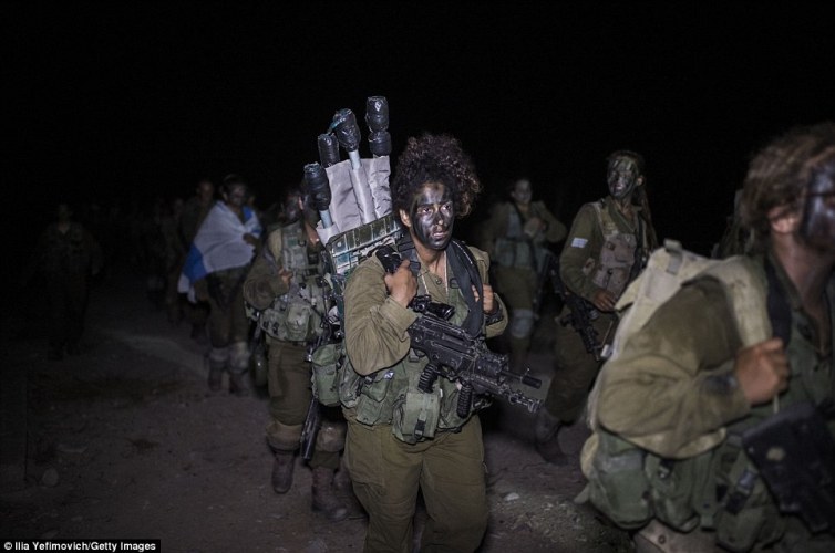Tuần tra cùng nữ binh 'mèo sa mạc' của Israel ảnh 2