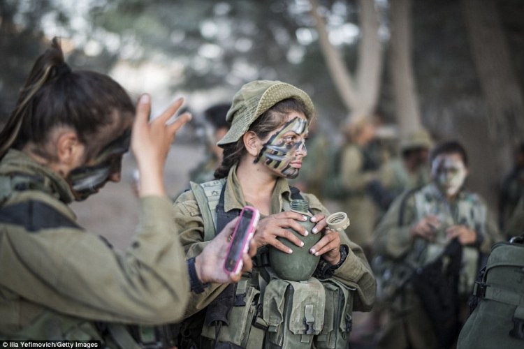 Tuần tra cùng nữ binh 'mèo sa mạc' của Israel ảnh 4
