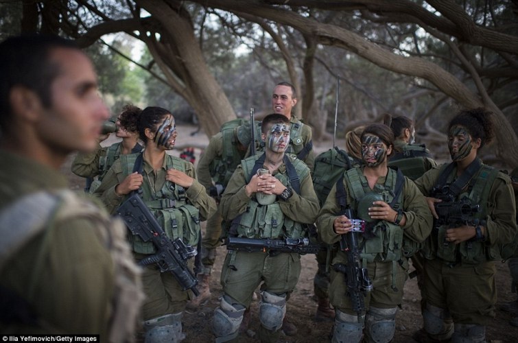 Tuần tra cùng nữ binh 'mèo sa mạc' của Israel ảnh 9