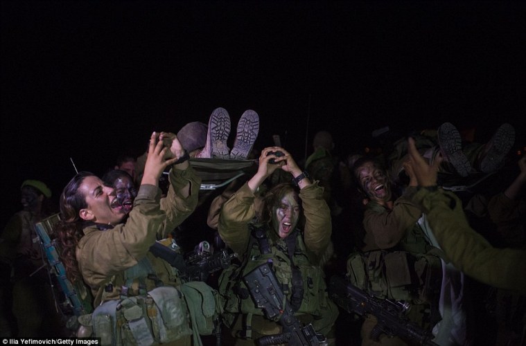 Tuần tra cùng nữ binh 'mèo sa mạc' của Israel ảnh 10