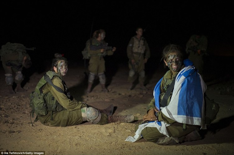 Tuần tra cùng nữ binh 'mèo sa mạc' của Israel ảnh 5