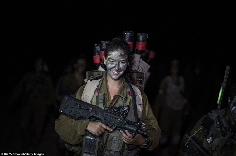 Tuần tra cùng nữ binh 'mèo sa mạc' của Israel ảnh 7