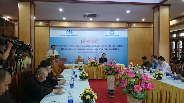 Tăng ni, phật tử tham gia bảo đảm trật tự an toàn giao thông ảnh 1