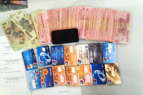 Hai người nước ngoài dùng thẻ ATM giả chiếm đoạt tài sản ảnh 1