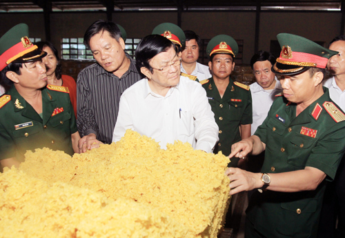 Chủ tịch nước Trương Tấn Sang thăm nhà máy chế biến mủ cao su của Công ty 732 Binh đoàn 15. Ảnh: Nguyễn Khang – TTXVN
