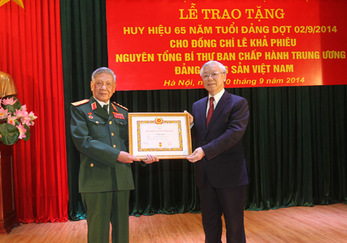 Trao tặng Huy hiệu 65 năm tuổi Đảng cho đồng chí Lê Khả Phiêu ảnh 1