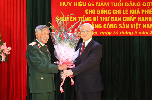 Trao tặng Huy hiệu 65 năm tuổi Đảng cho đồng chí Lê Khả Phiêu ảnh 2