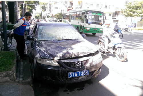 Xe ô tô biển xanh bốc cháy ngùn ngụt trên đường ảnh 1