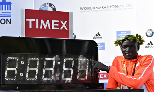 VĐV người Kenya phá kỷ lục thế giới về chạy marathon ảnh 1