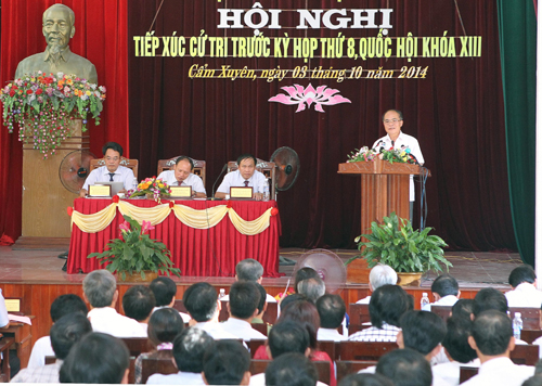Chủ tịch Quốc hội Nguyễn Sinh Hùng tiếp xúc cử tri Hà Tĩnh ảnh 1
