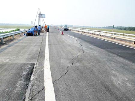 Nguyên nhân vết nứt mặt đường cao tốc Nội Bài - Lào Cai ảnh 1