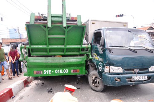 Xe chở rác mất phanh đè bẹp 4 xe máy ảnh 1