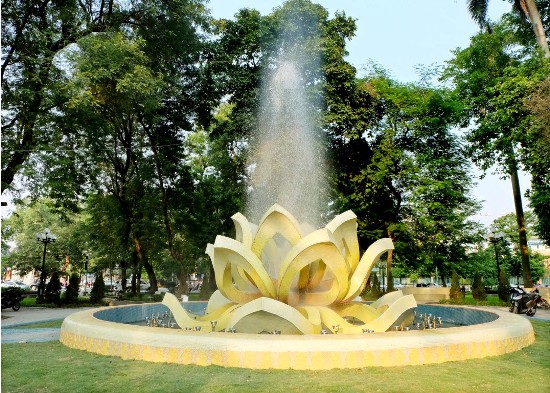 Đài phun nước gắn gốm bông sen vàng chào mừng 60 năm giải phóng ảnh 1