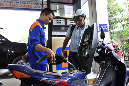 Xăng giảm giá mạnh 670 đồng/lít ảnh 1