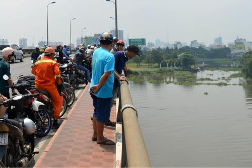 Hai người đàn ông nhảy cầu Bình Triệu tự tử ảnh 1