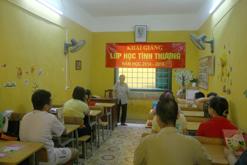 Bà giáo 82 tuổi hàng ngày dạy trẻ em khuyết tật ảnh 1