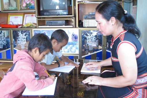 Người rèn cái chữ cho con em đồng bào Bahnar ảnh 1