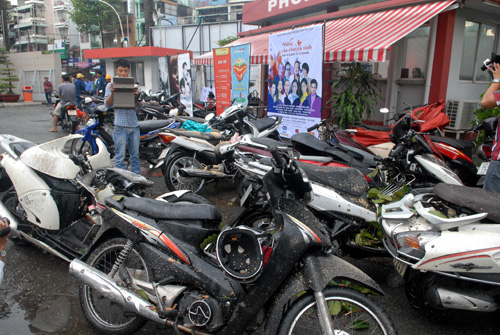 Mưa giông quật đổ cây la liệt Sài Gòn ảnh 12