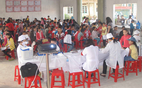 TPHCM: Học sinh ngất sau tiêm vắc xin là do tâm lý ảnh 1