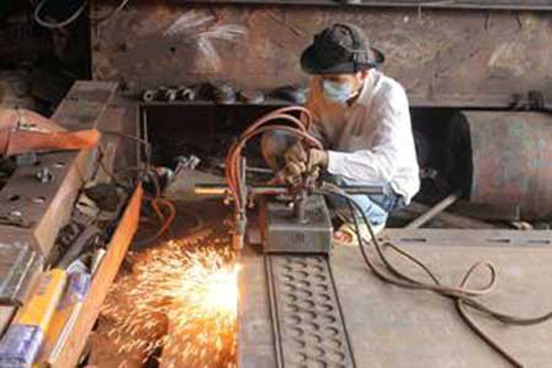 Hàn khung sắt, hai vợ chồng bị điện giật chết ảnh 1