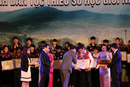 Lễ tuyên dương học sinh giỏi dân tộc thiểu số 2014 ảnh 4