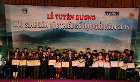 Lễ tuyên dương học sinh giỏi dân tộc thiểu số 2014 ảnh 6