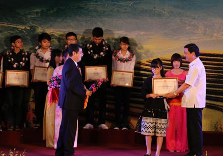 Lễ tuyên dương học sinh giỏi dân tộc thiểu số 2014 ảnh 5