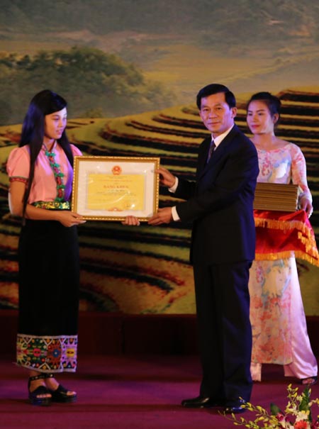 Lễ tuyên dương học sinh giỏi dân tộc thiểu số 2014 ảnh 7
