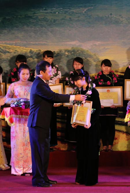 Lễ tuyên dương học sinh giỏi dân tộc thiểu số 2014 ảnh 8