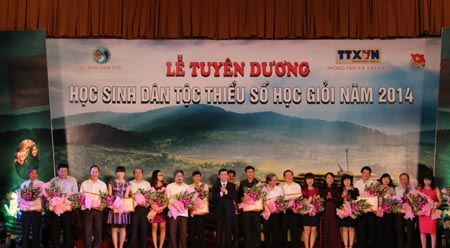 Lễ tuyên dương học sinh giỏi dân tộc thiểu số 2014 ảnh 2