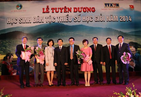 Lễ tuyên dương học sinh giỏi dân tộc thiểu số 2014 ảnh 10