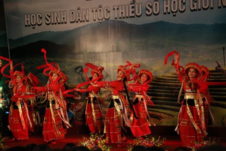 Lễ tuyên dương học sinh giỏi dân tộc thiểu số 2014 ảnh 3