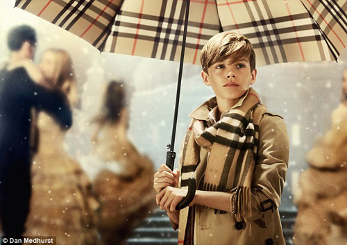 Con trai Beckham lịch lãm trong quảng cáo Burberry ảnh 1