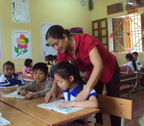 Miệt mài 'gieo chữ' ở vùng cao ảnh 1