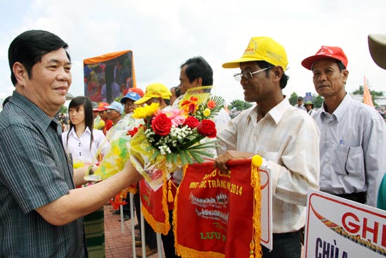 Tưng bừng lễ hội đua ghe Ngo ảnh 1