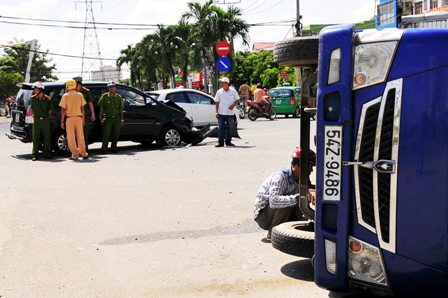 ‘Xế hộp’ húc lật nhào xe tải trên phố Sài Gòn ảnh 1