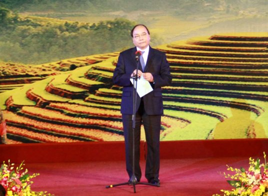 Lễ tuyên dương học sinh giỏi dân tộc thiểu số 2014 ảnh 1