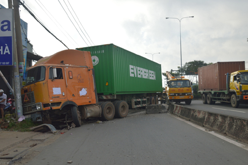 Mất lái, container hất bay dải phân cách ảnh 1